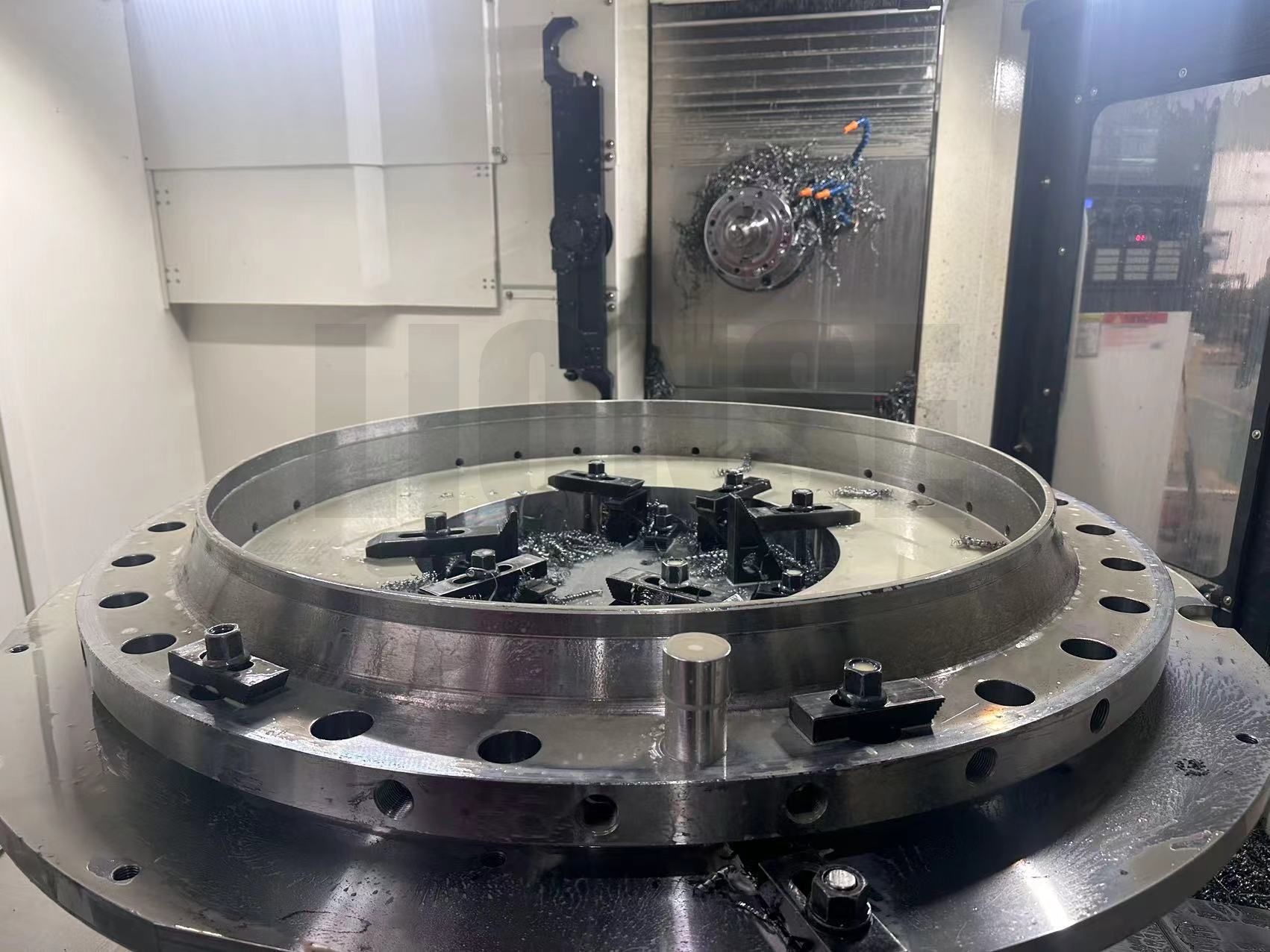 Kako zagotoviti navpičnost lukenj pri vrtanju prirobnic velikega premera?