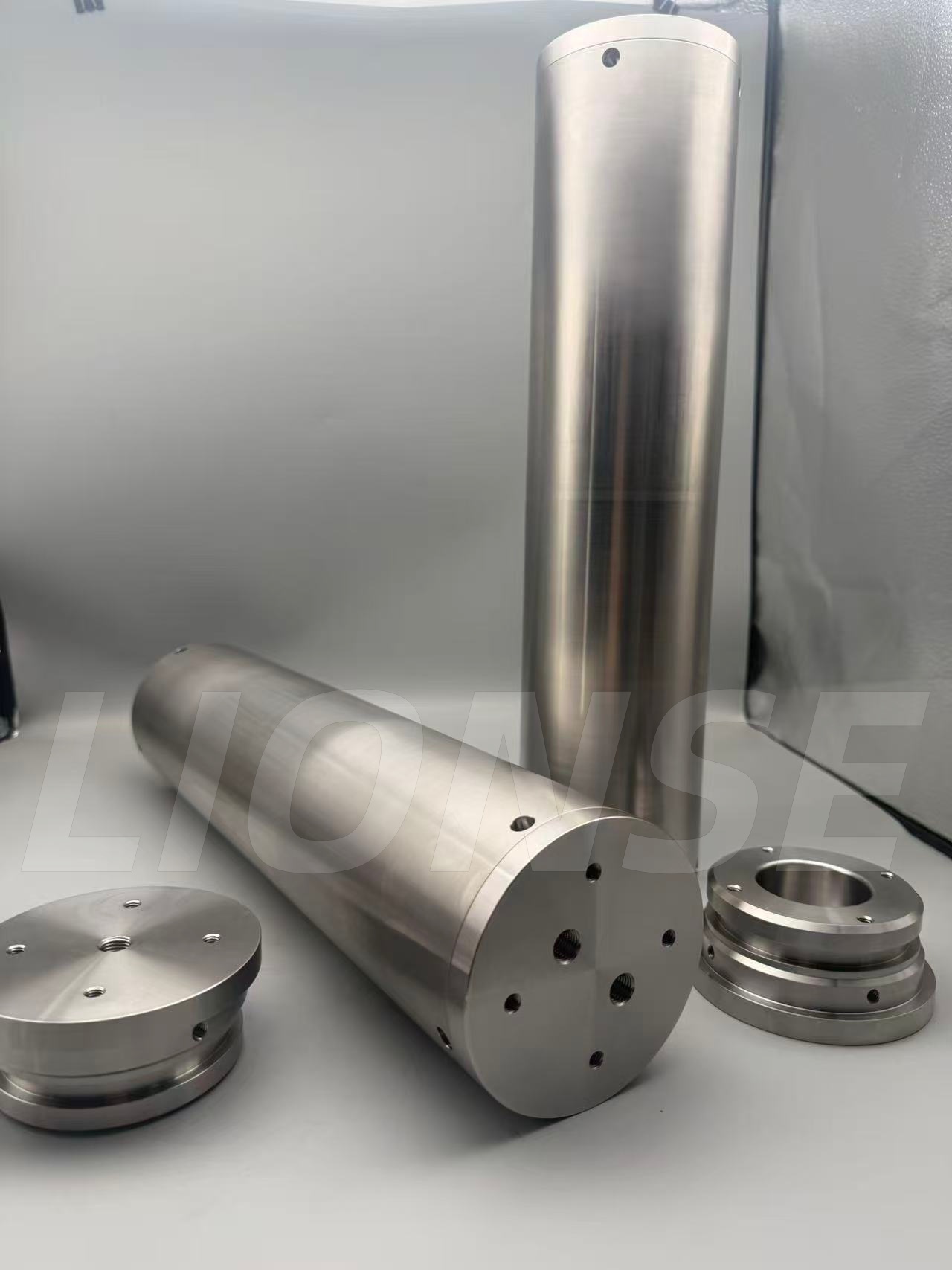 Zakaj nekateri ljudje izberejo nerjaveče jeklo namesto titanove zlitine za zunanjo lupino zaprte kabine, ki se uporablja pri raziskovanju globokega morja?