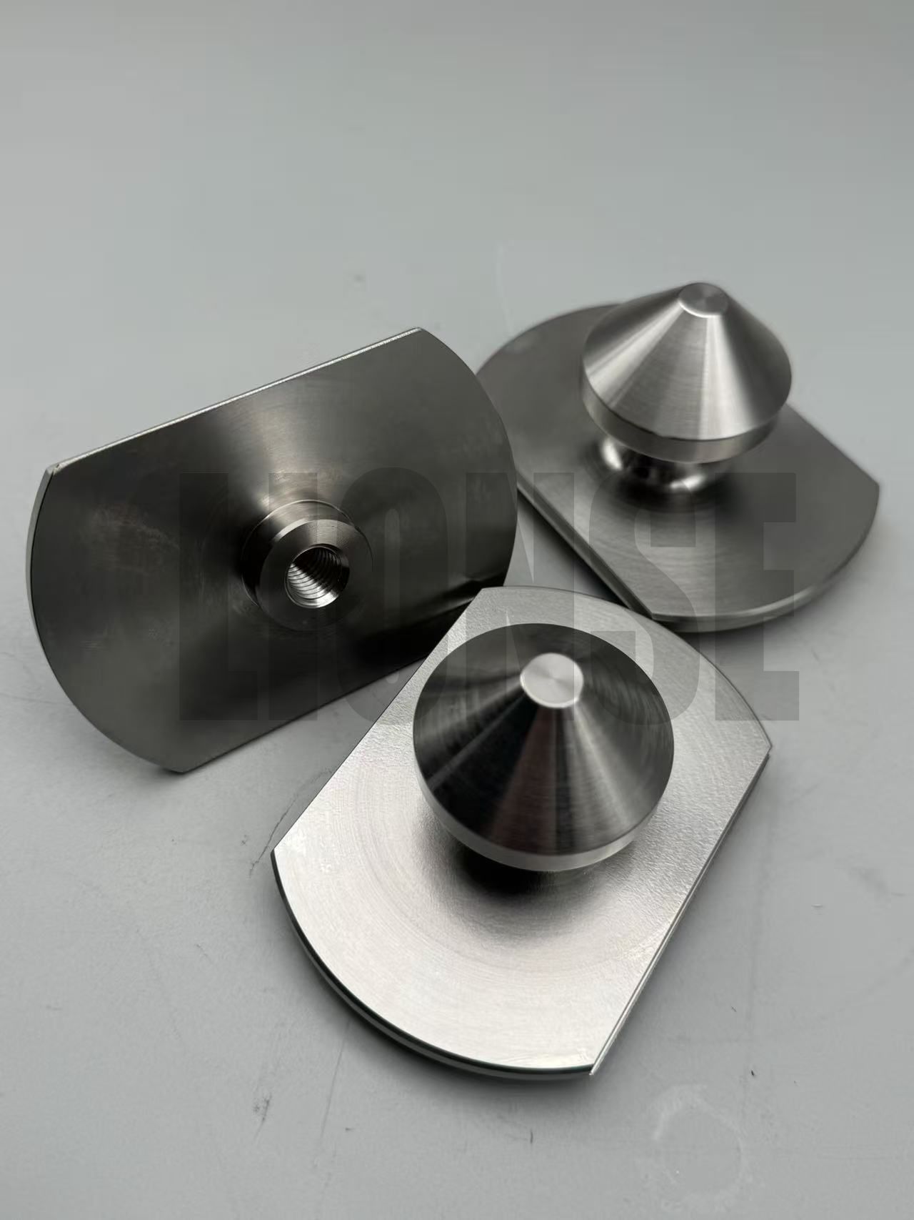 Iščete natančne dele? Ali je ta koničasti žebljiček vreden poskusiti?