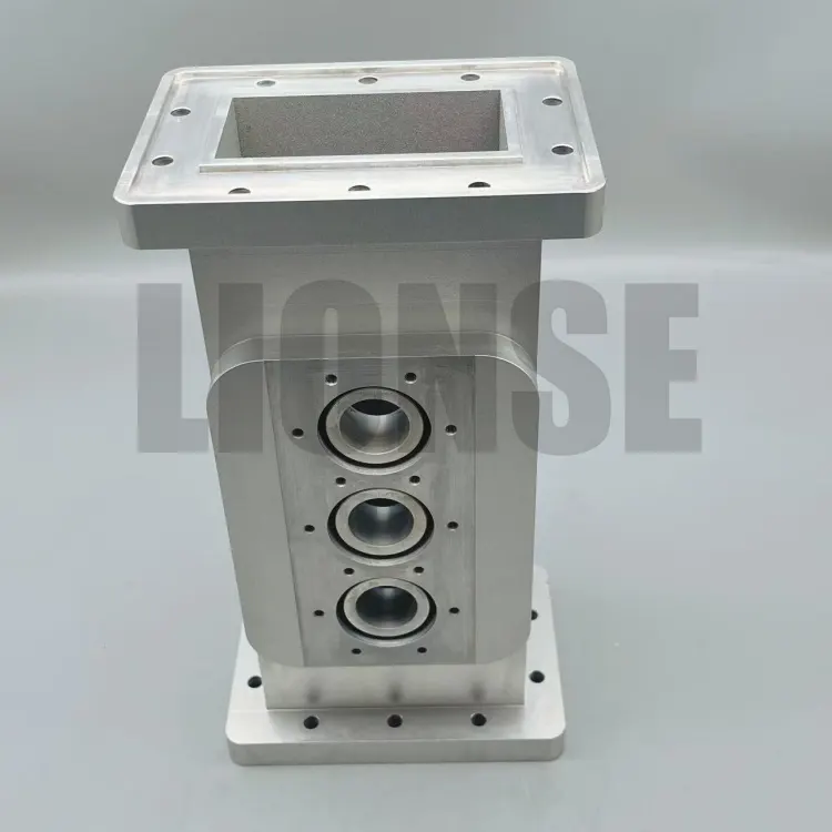 CNC obdelava kovinskih aluminijastih blokov deli z luknjami