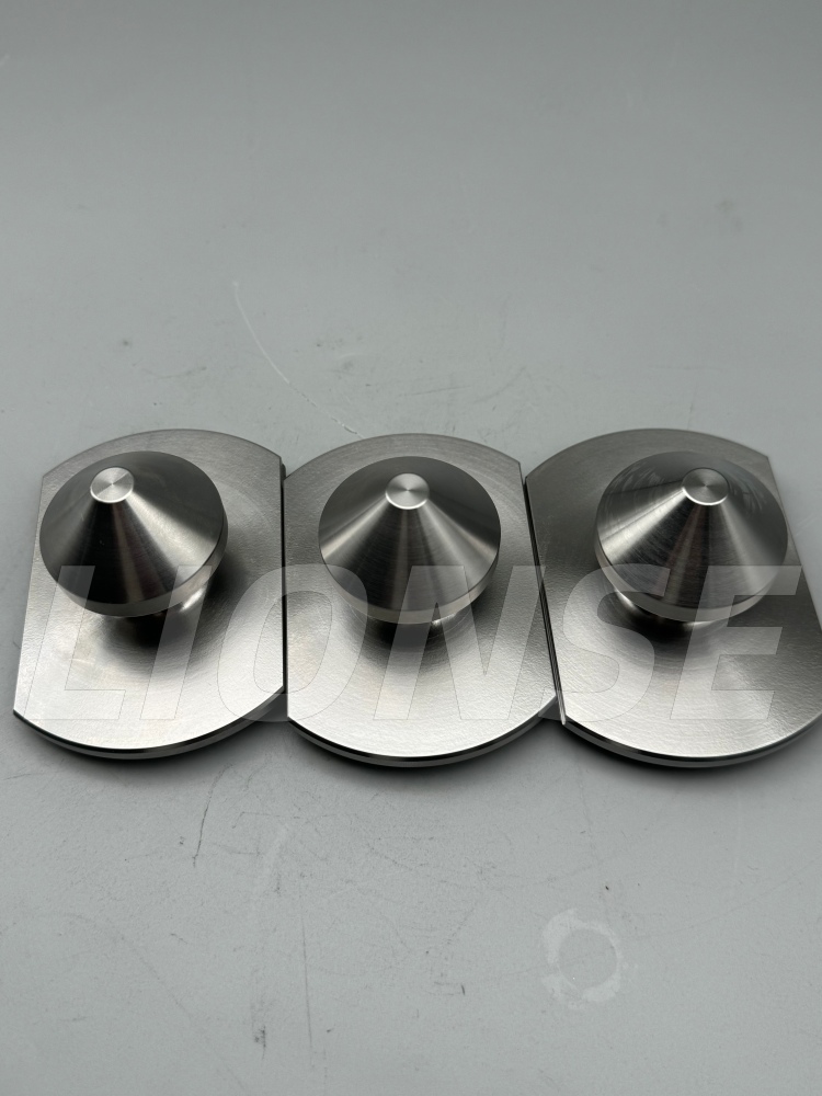 Stožčasti površinski vlečni čep