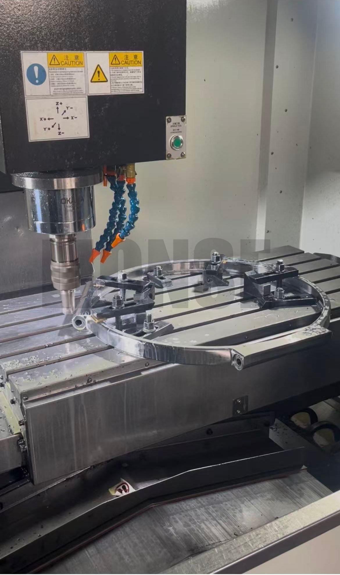 Zaklepni obroč iz nerjavečega jekla z velikimi luknjami po meri