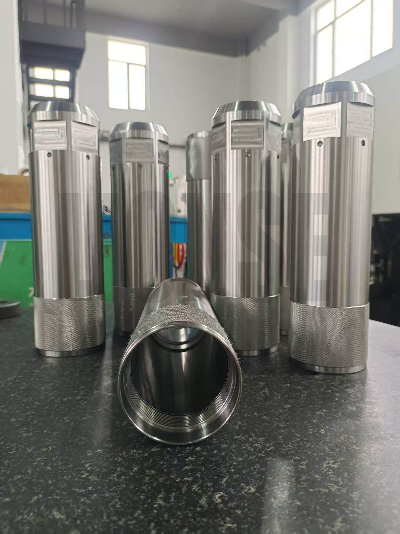 Narebričen tulec za natančen navoj